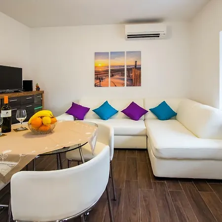 Mamma Leone Apartment Split
